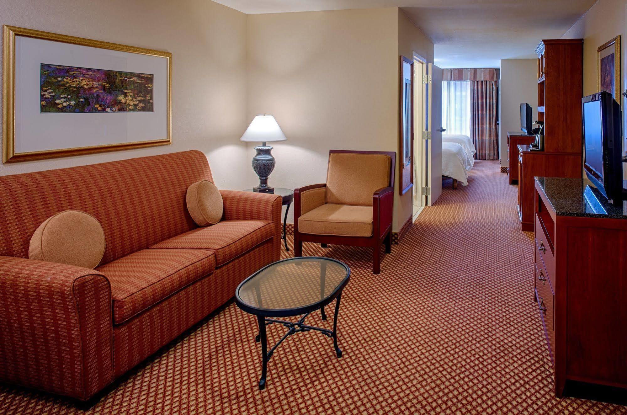 Hilton Garden Inn Baton Rouge Airport Экстерьер фото
